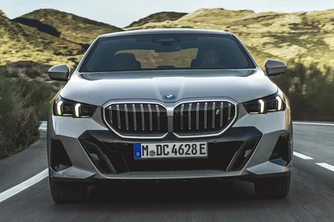 BMW i5 xDrive40 2024 view 3