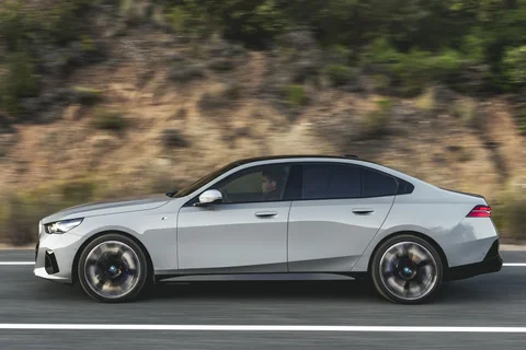 BMW i5 xDrive40 2024 view 5