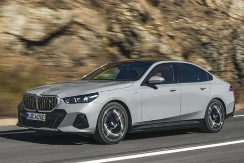 BMW i5 xDrive40 2024 view 6