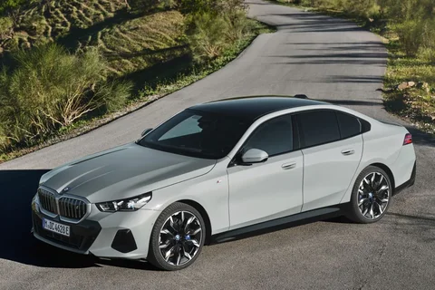 BMW i5 xDrive40 2024 view 9