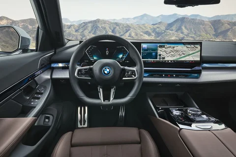 BMW i5 xDrive40 2024 view 10