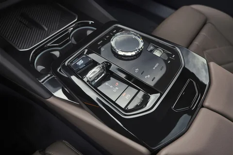 BMW i5 xDrive40 2024 view 12