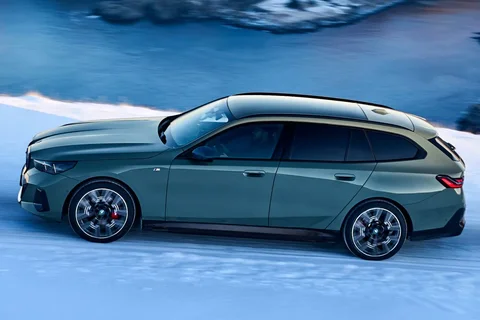 BMW i5 eDrive40 Touring 2025 view 2