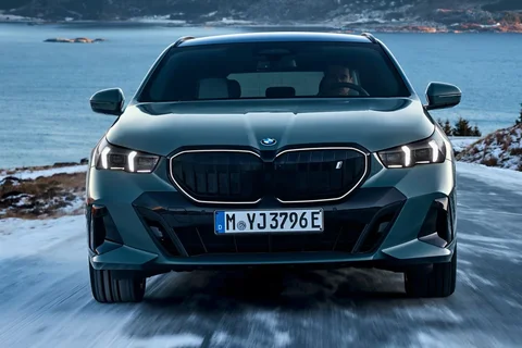 BMW i5 eDrive40 Touring 2025 view 3
