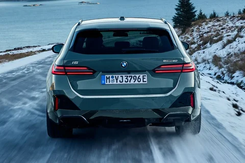 BMW i5 eDrive40 Touring 2025 view 5