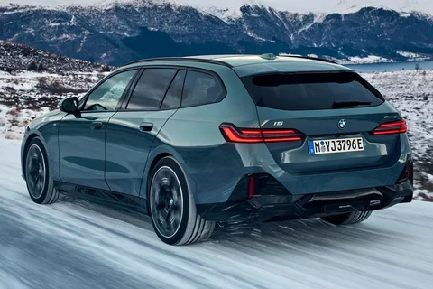 BMW i5 eDrive40 Touring 2025 view 9