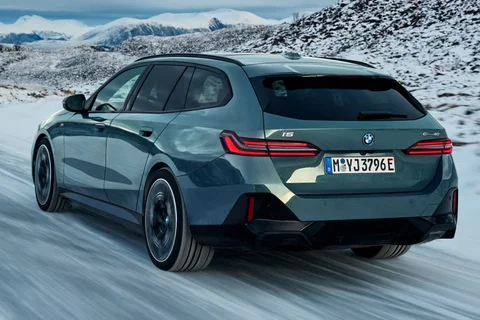 BMW i5 eDrive40 Touring 2025 view 10