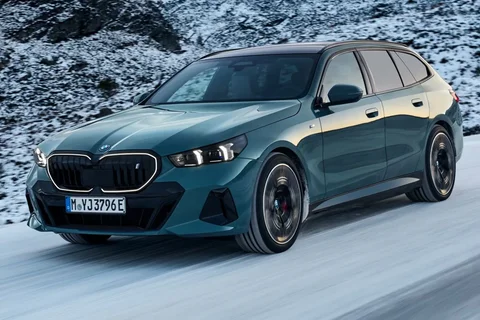 BMW i5 eDrive40 Touring 2025 view 11