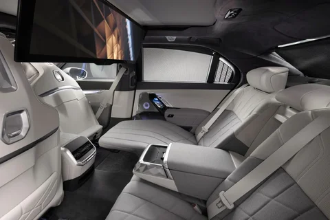 BMW i7 xDrive50 2023 view 2
