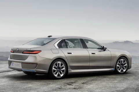 BMW i7 xDrive50 2023 view 3