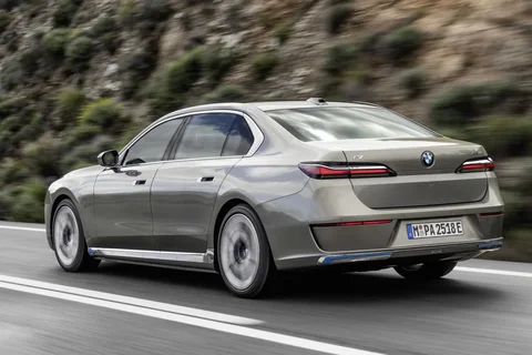 BMW i7 xDrive50 2023 view 4