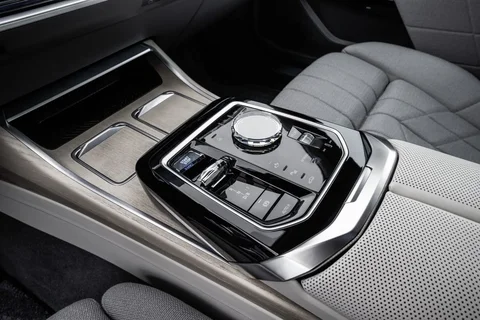 BMW i7 xDrive50 2023 view 5