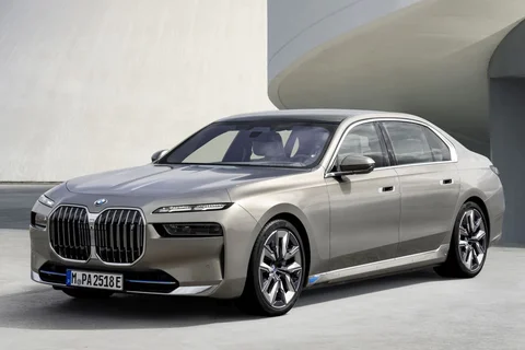 BMW i7 xDrive50 2023 view 6