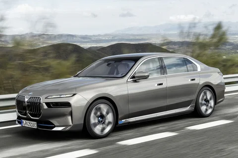 BMW i7 xDrive50 2023 view 8