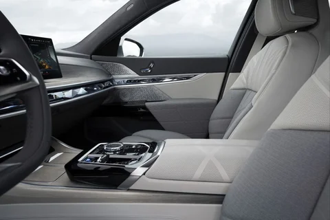 BMW i7 xDrive50 2023 view 9