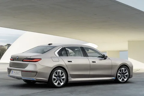 BMW i7 xDrive50 2023 view 10