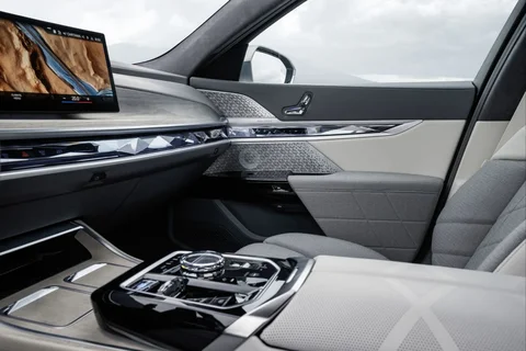 BMW i7 xDrive50 2023 view 11
