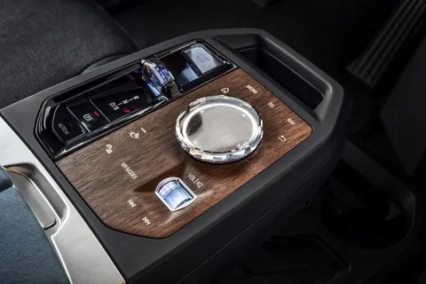 BMW iX xDrive40 Excellence 2022 view 8