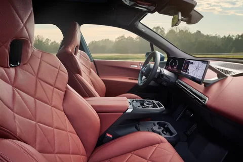 BMW iX M70 2025 view 5
