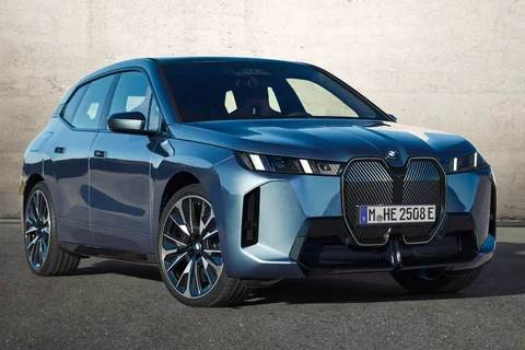 BMW iX M70 2025 view 8