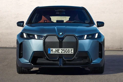 BMW iX M70 2025 view 11