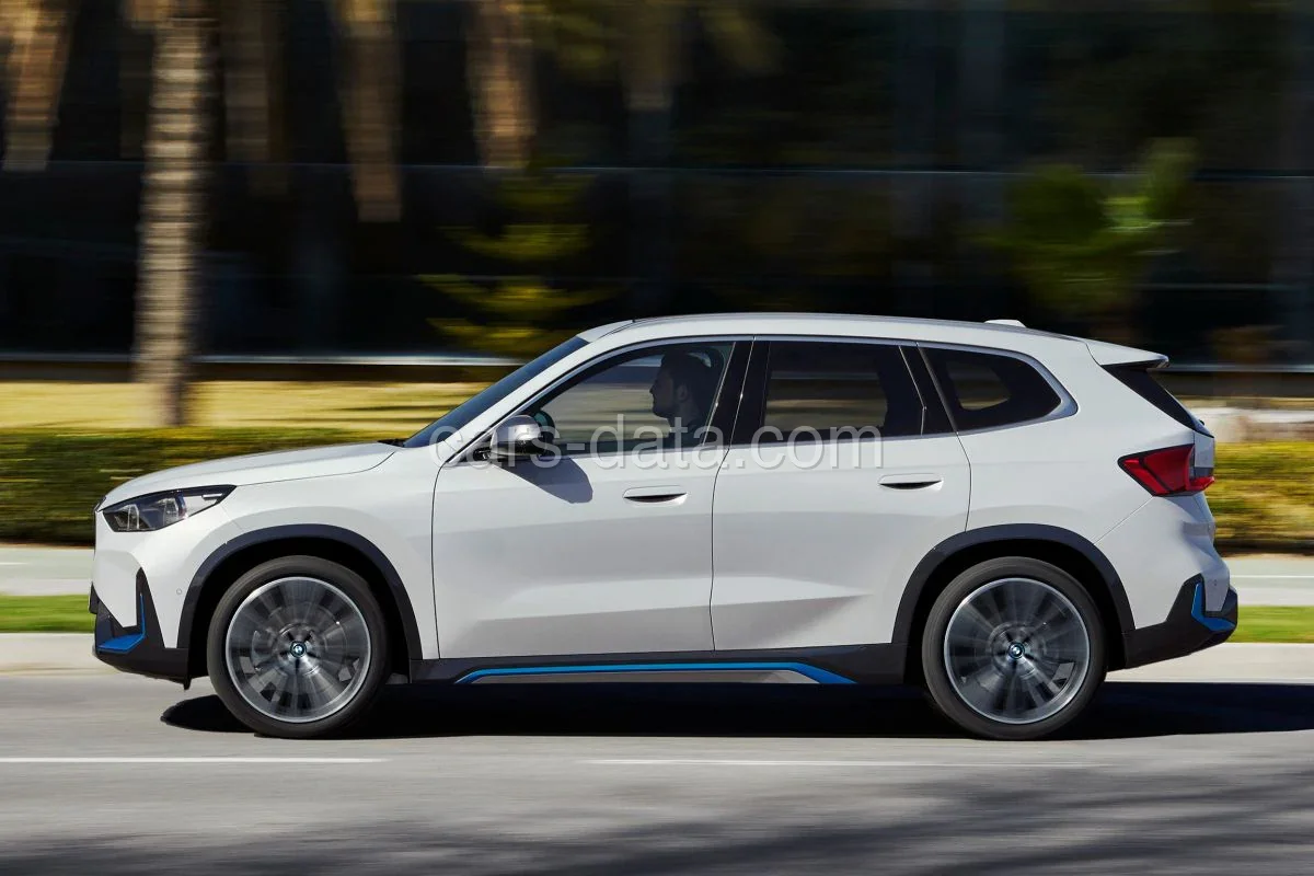 BMW iX1 xDrive30 2022 front view