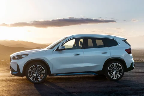 BMW iX1 xDrive30 2022 view 3