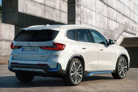 BMW iX1 xDrive30 2022 view 4