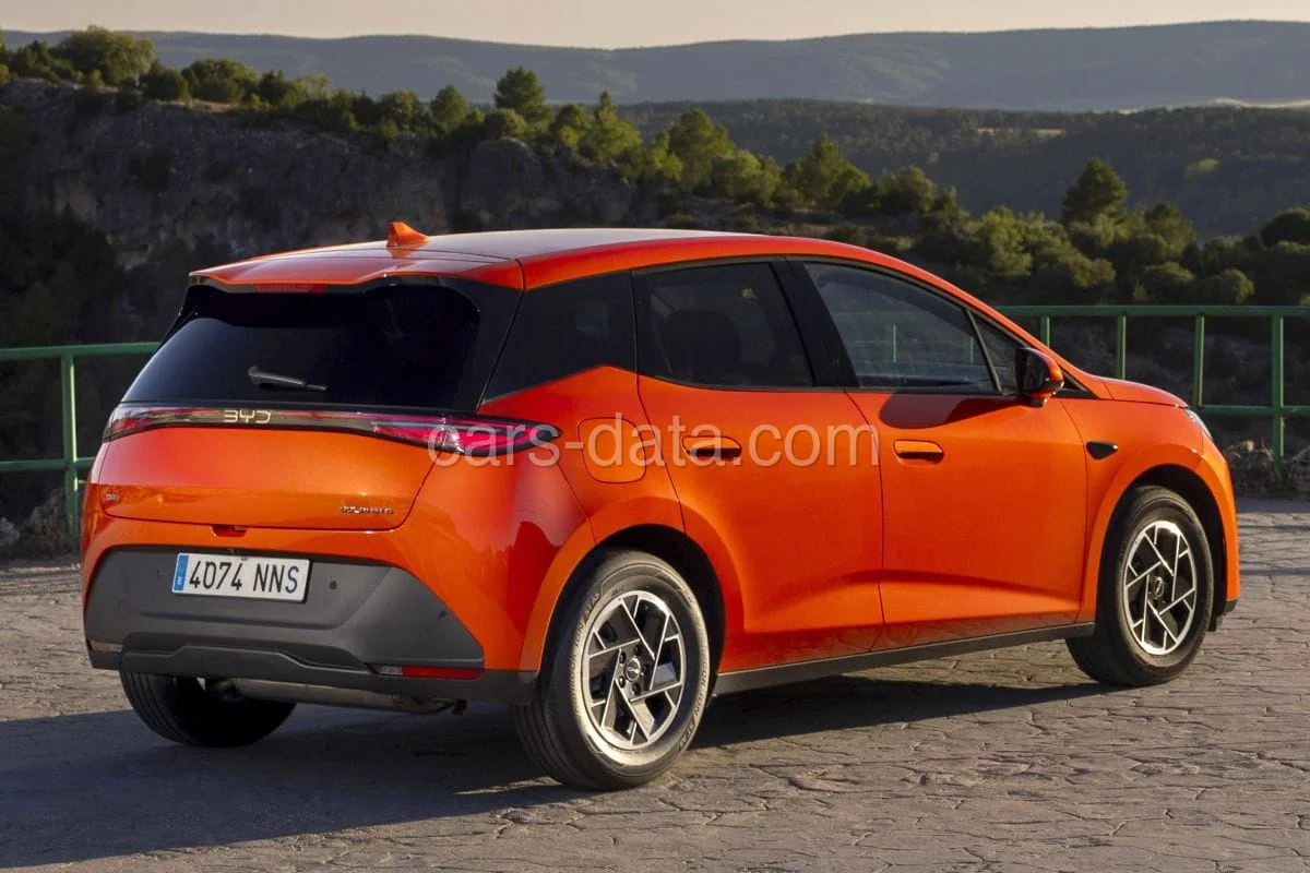 BYD Dolphin G Boost 2026 ferdehátú elölnézet