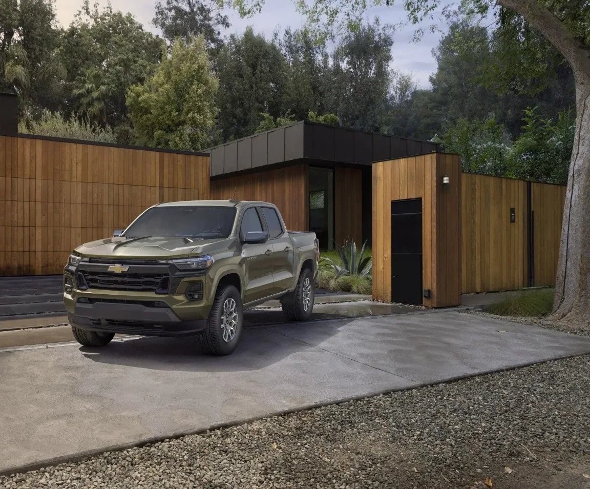 Chevrolet Colorado CrewCab 4WD 2.7L Mud Terrain Tires 2023 pickup vista frontal
