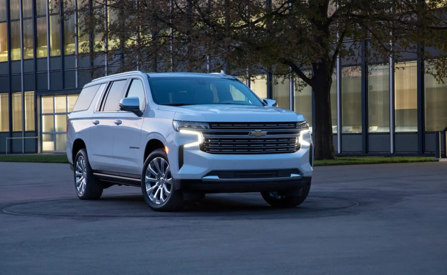 Chevrolet Suburban 2023 — Külső 1