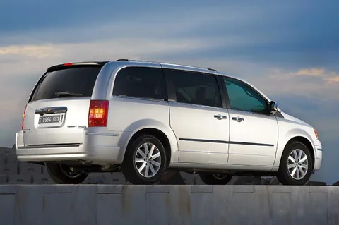 Chrysler Grand Voyager 2.8 CRD 2010 view 2
