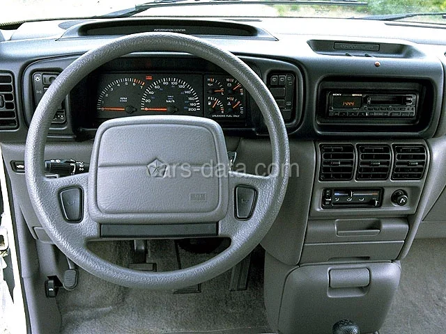 Chrysler Voyager 2.5i SE 1994 front view