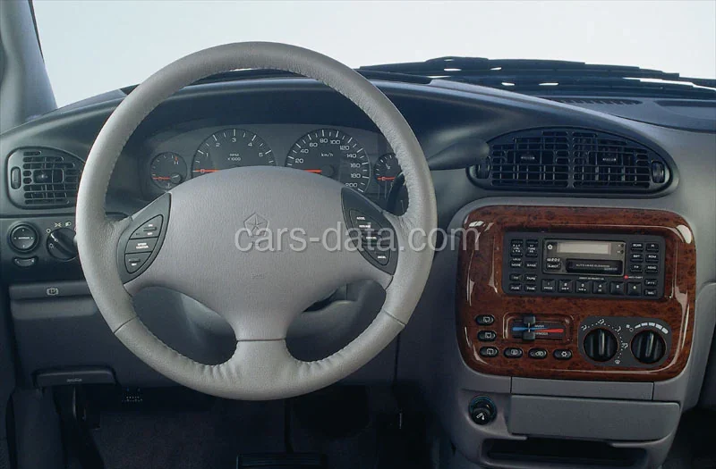 Chrysler Voyager 2.5 TD S 1996 front view