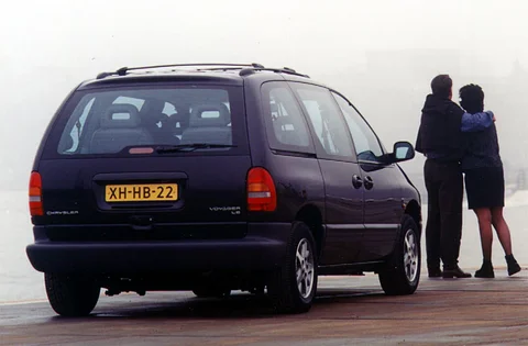 Chrysler Voyager 2.5 TD S 1996 view 4