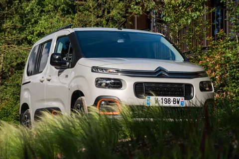 Citroen Berlingo PureTech 110 Shine 2019 view 3