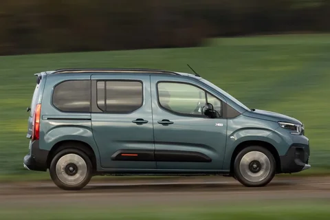 Citroen Berlingo ë-Berlingo 50kWh 136 Live 2024 view 11