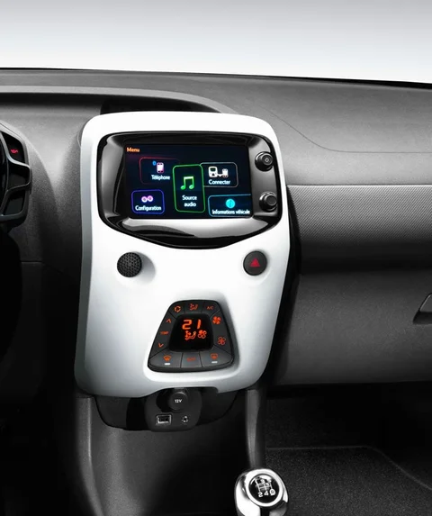 Citroen C1 PureTech 82 Shine 2014 view 4