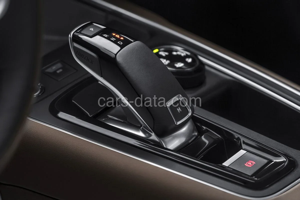 Citroen C5 Aircross PureTech 130 Live 2019 front view