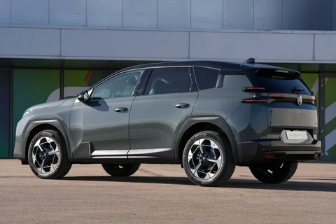Citroen C5 Aircross Hybrid 145 Plus 2025 view 3