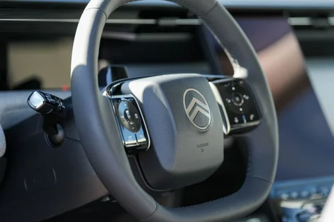 Citroen C5 Aircross Hybrid 145 Plus 2025 view 6