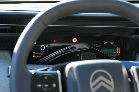 Citroen C5 Aircross Hybrid 145 Plus 2025 view 10
