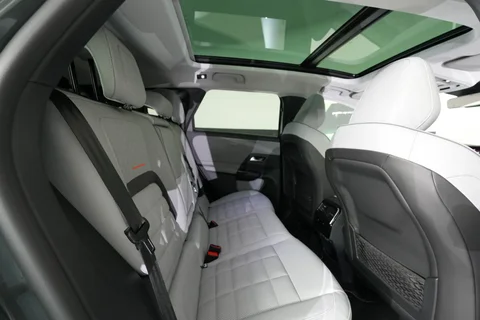 Citroen C5 Aircross Hybrid 145 Plus 2025 view 11