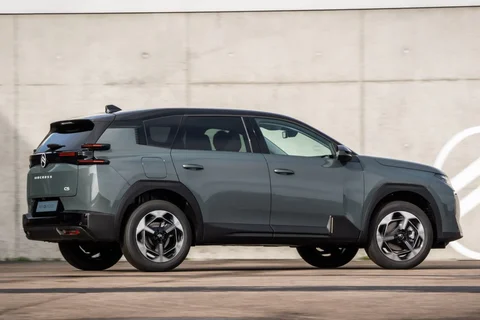 Citroen C5 Aircross Hybrid 145 Plus 2025 view 12