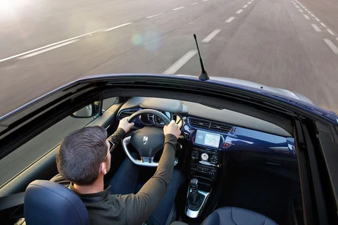 Citroen DS3 Cabrio e-HDi 90 So Chic 2013 view 4