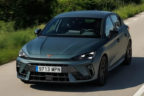 Cupra Leon 1.5 e-Hybrid Essential 2024 view 2