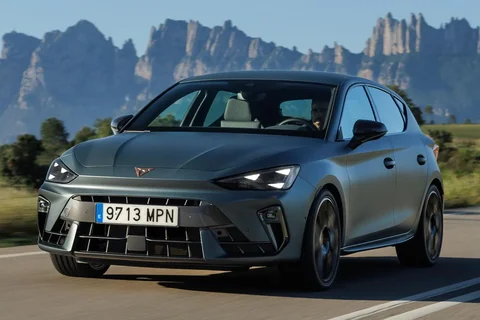 Cupra Leon 1.5 e-Hybrid Essential 2024 view 3