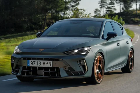 Cupra Leon 1.5 e-Hybrid Essential 2024 view 4
