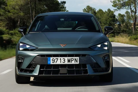 Cupra Leon 1.5 e-Hybrid Essential 2024 view 7