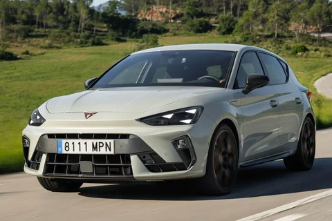 Cupra Leon 1.5 e-Hybrid Essential 2024 view 10